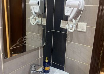شقة بصالة وغرفة نوم وبأثاث مريح