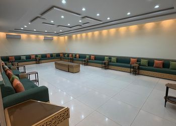 استراحة بمسبح داخلي ومجالس أنيقة