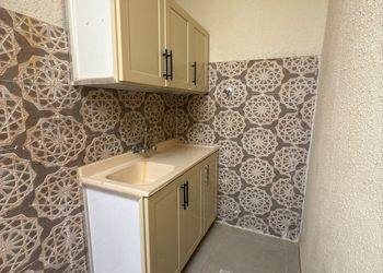 استديو بأثاث مريح وبسيط 