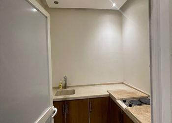 شاليه بمسطح اخضر ومسبح 