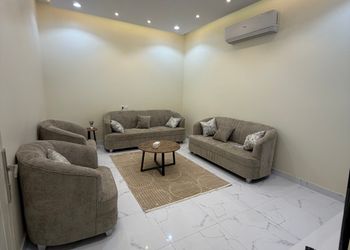 شقة بصالة جلوس وثلاث غرف نوم 