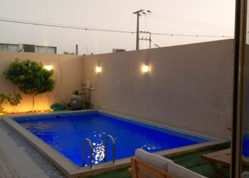 شاليه بجلسة خارجية ومسبح خارجي