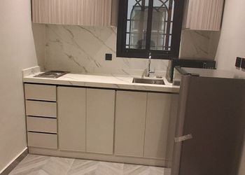 استديو بأثاث مريح وبسيط 