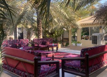 استراحة بمسطح اخضر وجلسة خارجية
