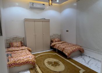 شقة بغرفتين نوم وصالة 