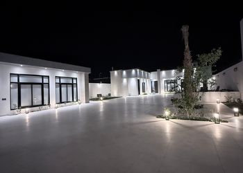 استراحة بمجلس وفناء خارجي 