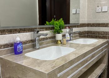 استديو بأثاث مريح وبسيط 