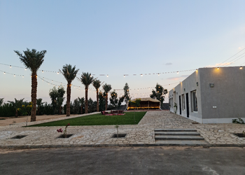 مزرعة بمسطح اخضر وجلسة خارجية 