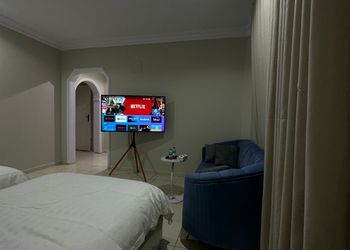 استديو بسريرين مفردة و أثاث مريح