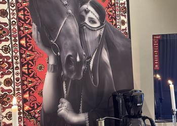 استديو بسرير مريح وتصميم هادئ 