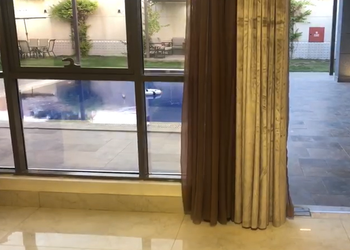 شاليه بمسبح خارجي وغرفة نوم 
