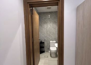 استديو بأثاث مريح وبسيط 