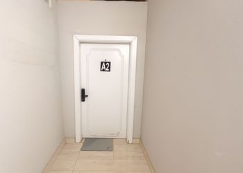 استديو بأثاث مريح وبسيط 