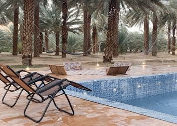مزرعة محاطة بالجبال