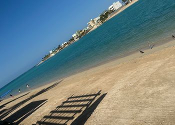 فيلا بجلسة خارجية مطلة على البحر