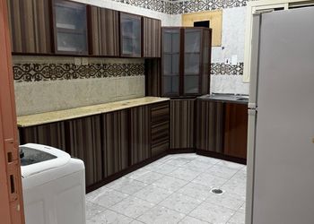 شقة بثلاث غرف نوم وصالة مريحة 