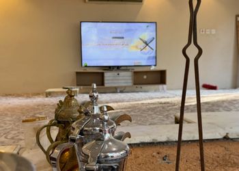 مزرعة بمسطحات خضراء وجلسة خارجية