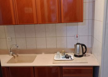 استديو بأثاث مريح وبسيط 