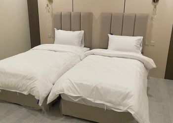 شقة بغرفة جلوس وغرفتين نوم 