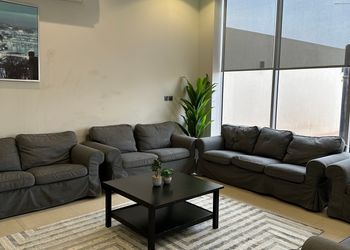 شاليه بركن شواء ومسطح اخضر 