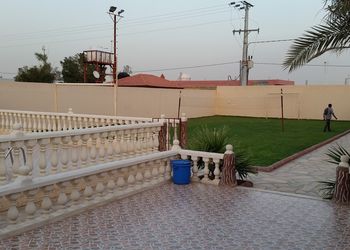 شاليه بملعب كرة قدم