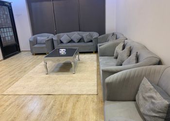شاليه بمسطح اخضر وجلسة خارجية 