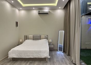استراحة انيقة بمسبح خارجي وجلسة