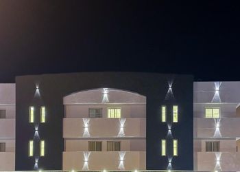 استديو بسرير ماستر وجلسة مريحة