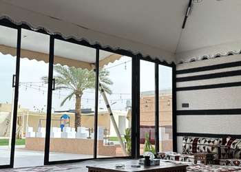 مزرعة بمسطح اخضر وجلسة خارجية