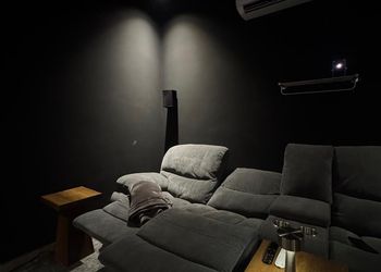 شقة بغرفة سينما ودخول ذاتي 