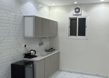 استديو بسرير ماستر وأثاث مريح 