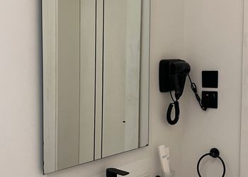 استديو بدخول ذاتي وتصميم هادئ 