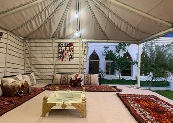شاليه انيق ومسطح اخضر واسع