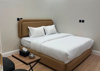 استديو بأثاث مريح وبسيط 
