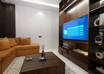 شقة بصالة أنيقة وغرفتين نوم 