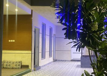 شاليه بألعاب مائية ومسطح اخضر