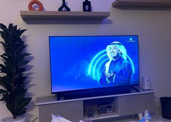 استديو بطاولة بلياردو وجلسة