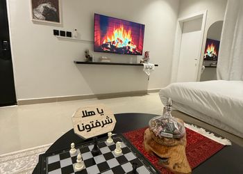 غرفة بسرير ماستر