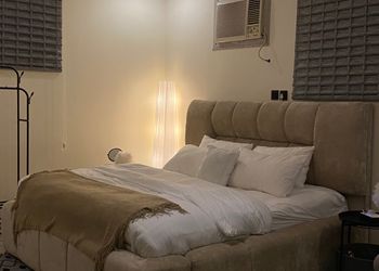 استديو بسرير ماستر وجلسه جانبيه
