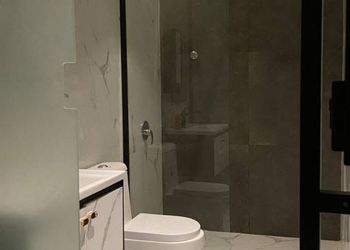 شاليه بجلسة خارجية على المسبح 