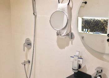غرفة بسرير ماستر و اثاث مريح