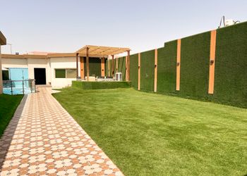 شاليه بمسطح اخضر وجلسة خارجية 