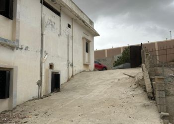 وحدة بمجلس وغرفة نوم وفناء خارجي