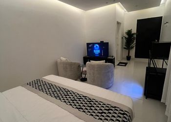 استديو بأثاث مريح وبسيط 