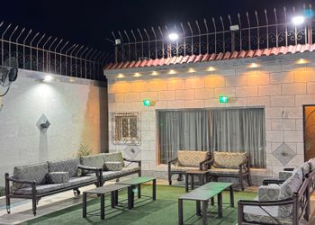 استراحة بمسبح خارجي وجلسة خارجية
