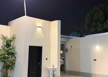 شاليه بمسطح اخضر وجلسة خارجية