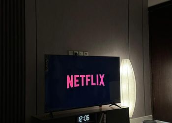 شقة بصالة وغرفة نوم وبأثاث مريح