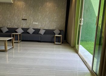 شاليه بجلسة خارجية ومسطح اخضر