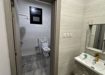 شاليه بمسطح اخضر ومسبح 