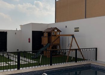 فيلا بصالة أنيقة وجلسة خارجية 